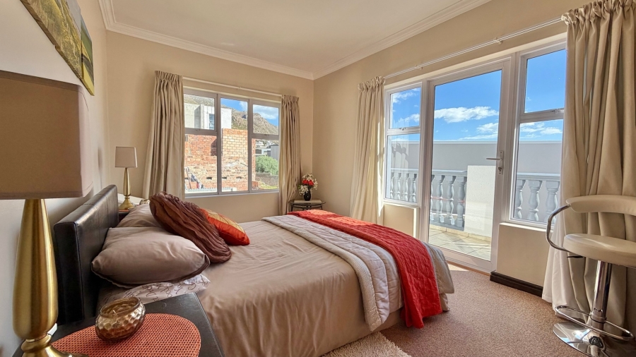 5 Bedroom Property for Sale in Mountainside Western Cape